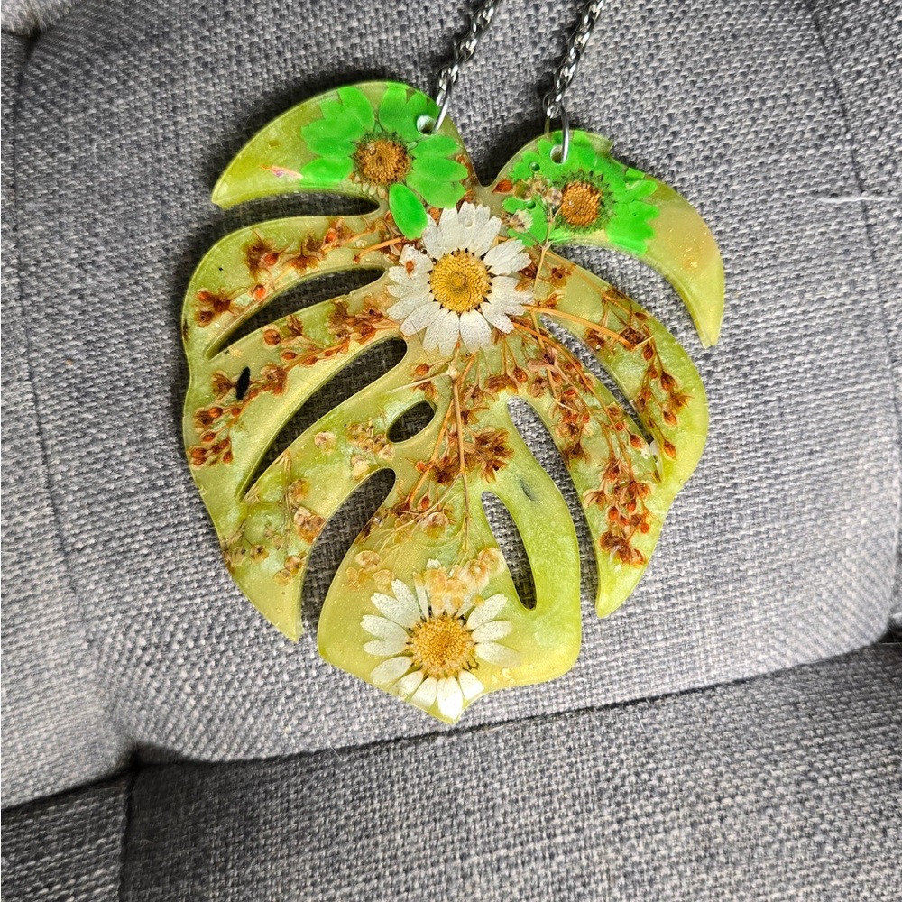 Green Monstera Leaf Resin Wall Hanging with Real Daisies